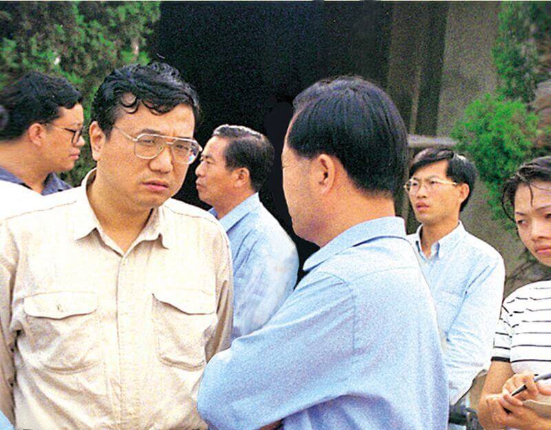 1999年7月8日，时任河南省人民政府省长李克强（左一）到永利yl23455视察。