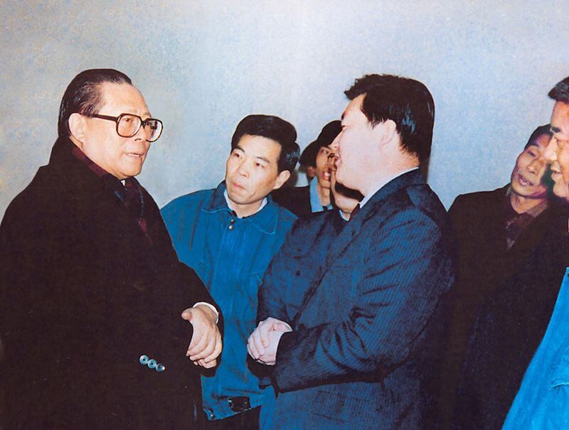 1991年2月5日，时任中共中央总书记的江 泽 民（左一）视察永利yl23455，他指示：“抓住机遇，深化改革，扩大开放，促进发展，保持稳定。”