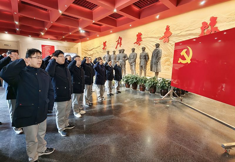 濮阳园区举行2025年新党员入党宣誓仪式